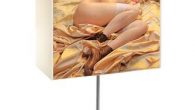 J’ai déjà parlé de la société Icone62, qui édite des lampes de salons ultradesign et surtout affichant des couvertures originales (aucune copie) de magazine. Le concept est innovant, original et une véritable réussite esthétique. &nbsp; C&rsquo;est maintenant au tour de Sylvia Kristel,...