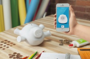 QUIRKY_PORKFOLIO_blanc-en-situation-sur-un-bureau-avec-app-smartphone