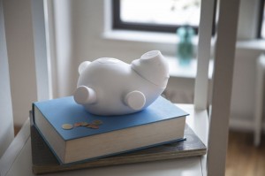 QUIRKY_PORKFOLIO_blanc-en-situation-sur-un-livre