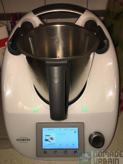 Test Vorwerk Thermomix TM5 : robot avec écran tactile et guide des