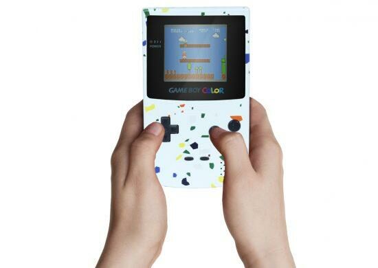 La Game Boy Color bascule dans le rétro-moderne