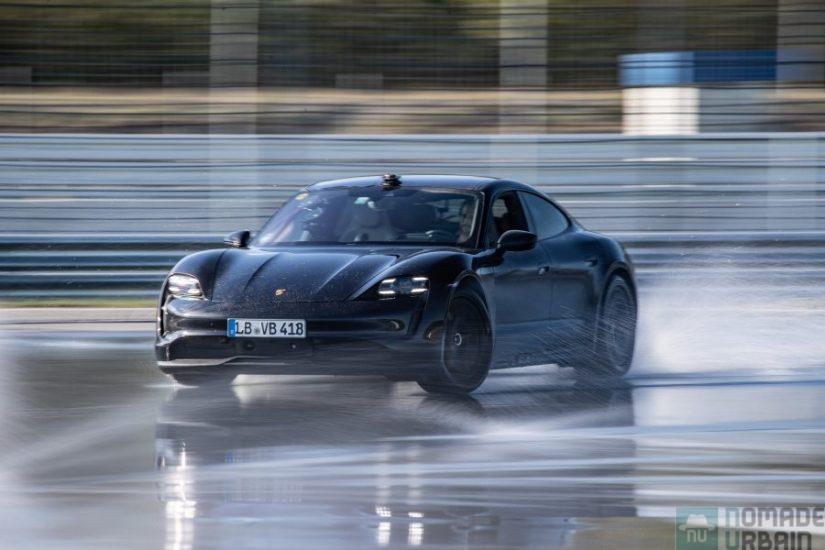 Le record du plus long drift par une voiture électrique explosé par la Porsche Taycan en 55 mn !