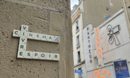Les lettres du Scrabble font des murs de Paris des œuvres de Street Art avec Wabi-Sabi