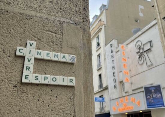 Les lettres du Scrabble font des murs de Paris des œuvres de Street Art avec Wabi-Sabi