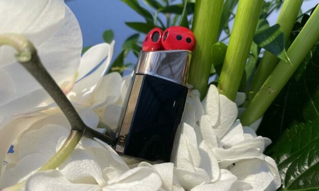 Huawei FreeBuds Lipstick : les codes de la beauté féminine sur des true-wireless