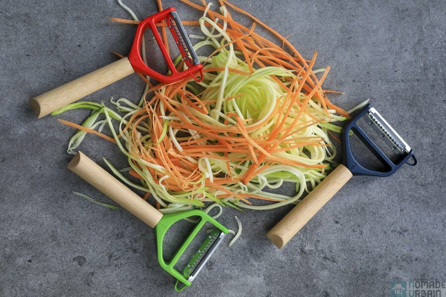 Econome pour éplucher les légumes manche en bois