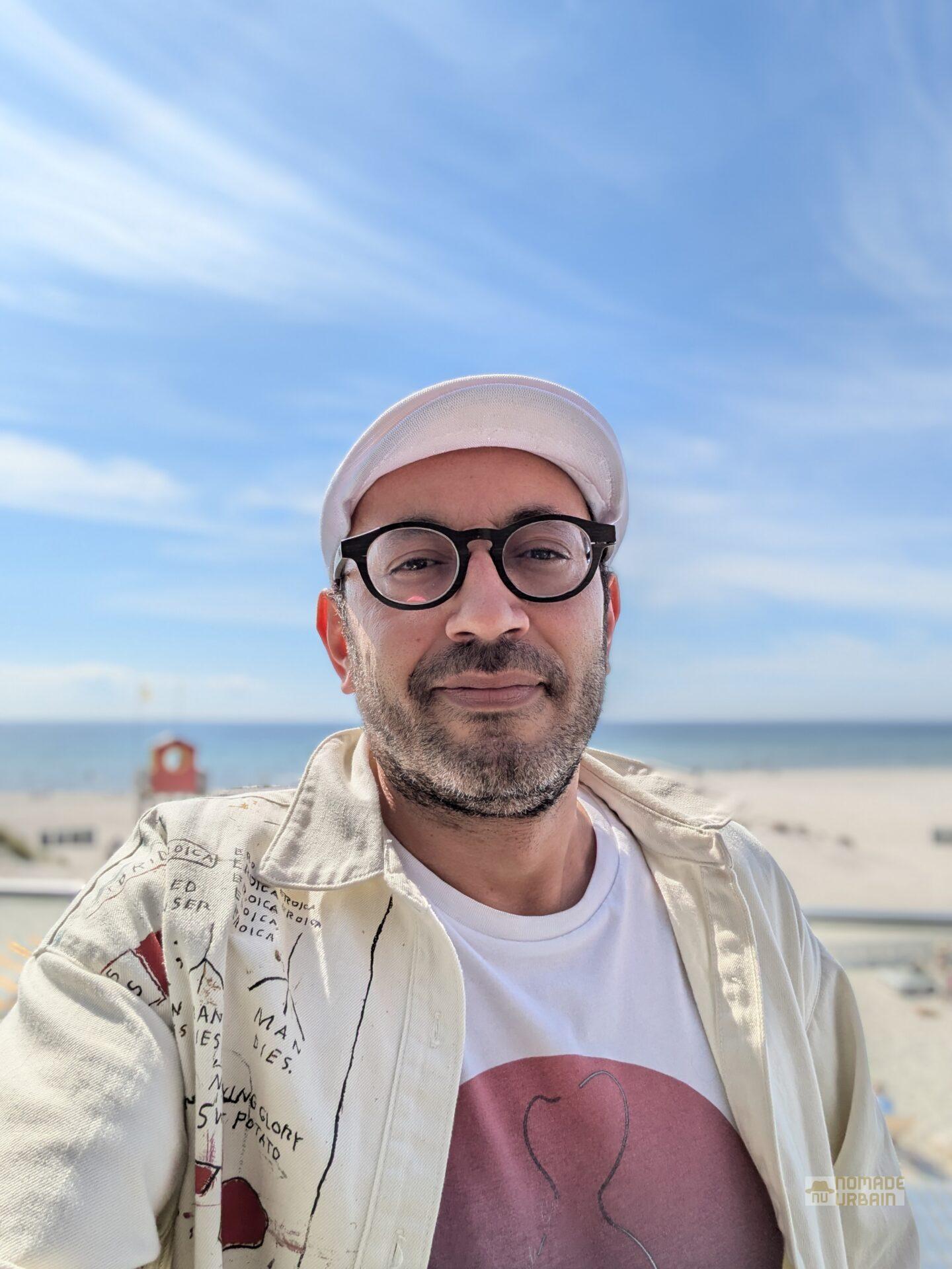Test Google Pixel 8a la tête dans les étoiles, il s'empêtre les pieds dans la batterie