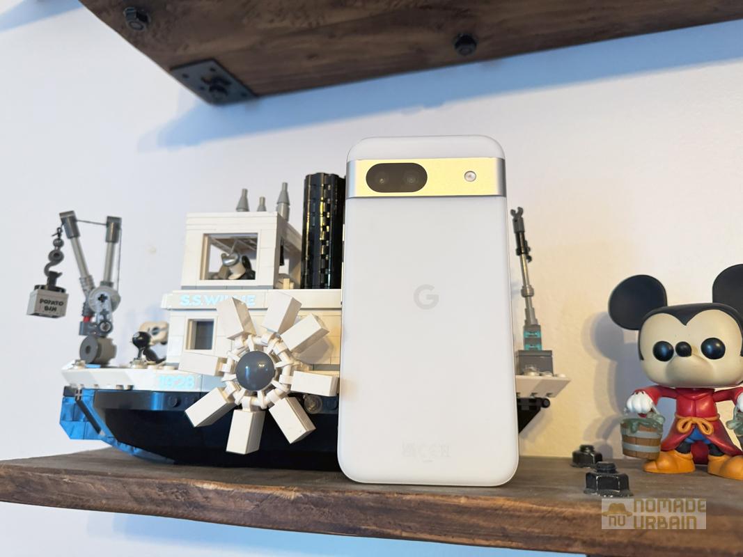 Test Google Pixel 8a la tête dans les étoiles, il s'empêtre les pieds dans la batterie