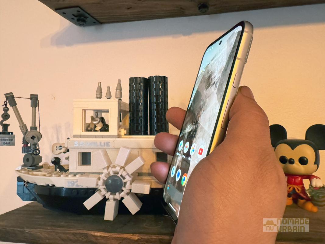 Test Google Pixel 8a la tête dans les étoiles, il s'empêtre les pieds dans la batterie