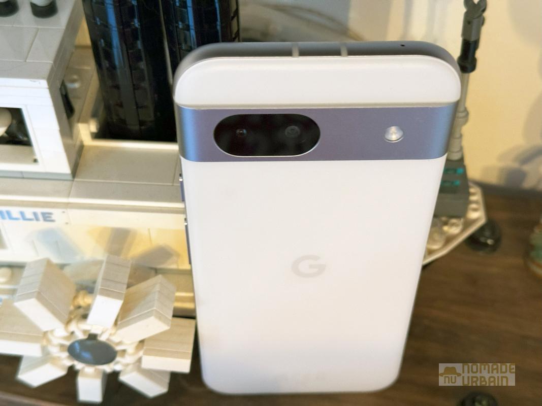 Test Google Pixel 8a la tête dans les étoiles, il s'empêtre les pieds dans la batterie