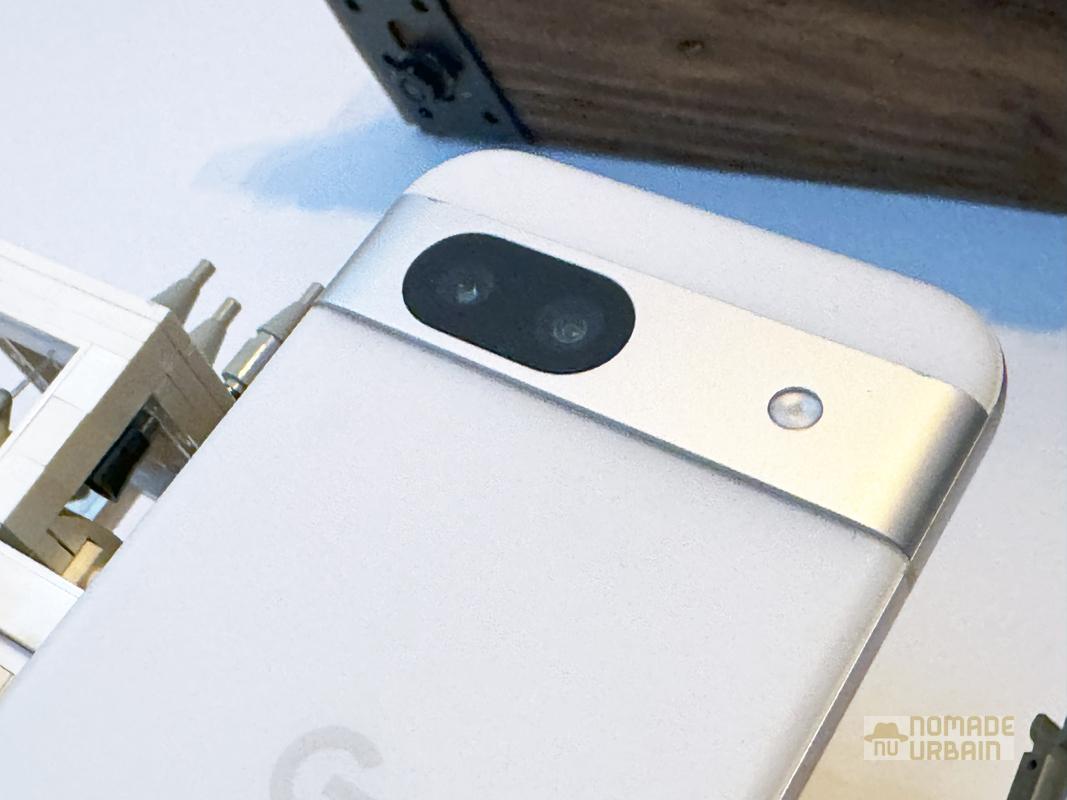 Test Google Pixel 8a la tête dans les étoiles, il s'empêtre les pieds dans la batterie