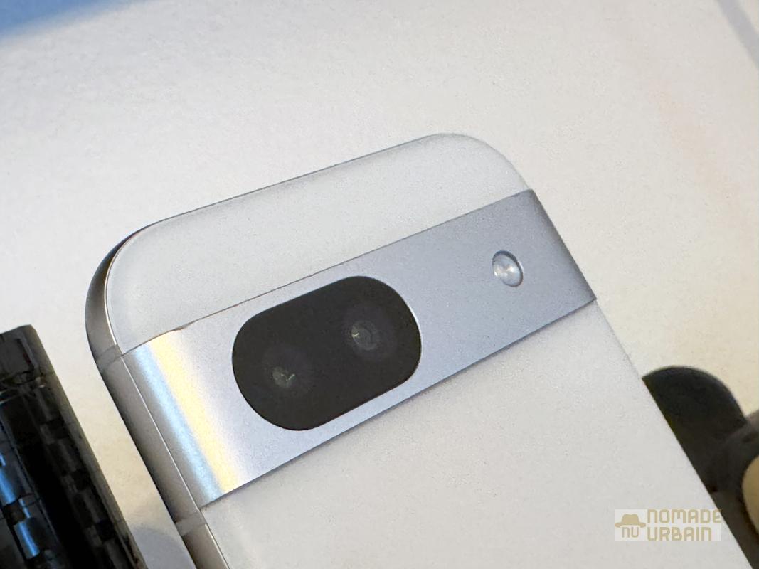 Test Google Pixel 8a la tête dans les étoiles, il s'empêtre les pieds dans la batterie