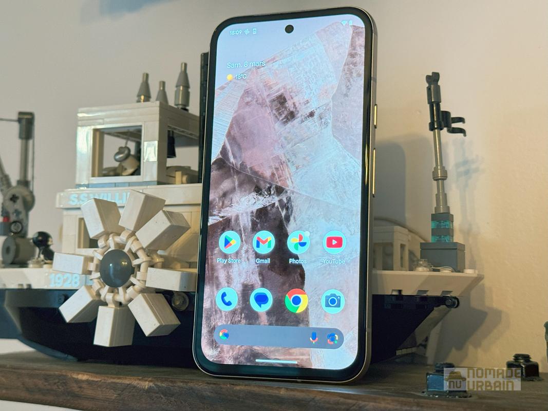 Test Google Pixel 8a la tête dans les étoiles, il s'empêtre les pieds dans la batterie