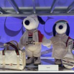 Snoopy in Style : Le beagle qui met la mode à ses pieds s'expose à Paris