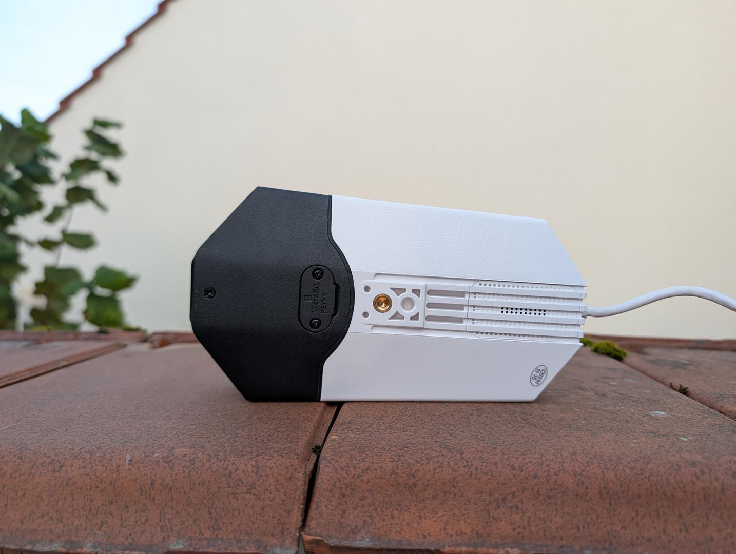 Design de la Reolink Duo 3 WiFi : Un gabarit rassurant et un look atypique