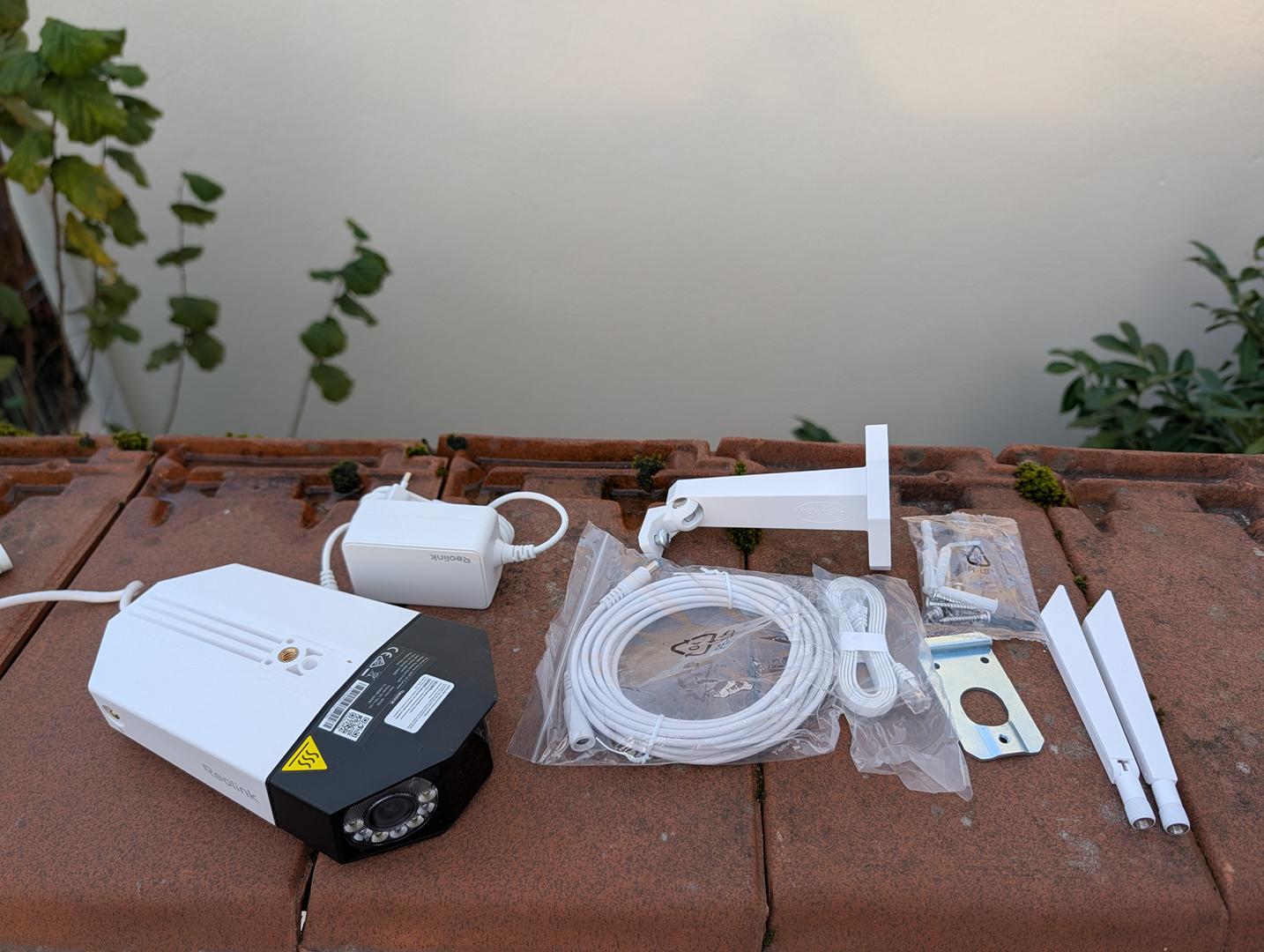 Installation de la Reolink Duo 3 WiFi : un support complet mais un peu capricieux