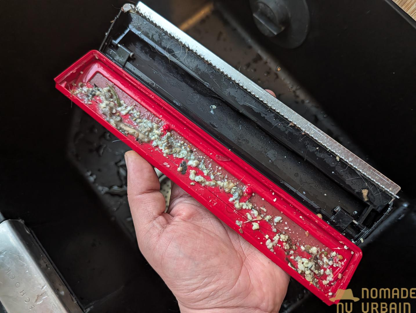 Entretien du Dyson Clean+Wash Hygiene : Bien pensé, assez simple, mais pourquoi autant de fuites et de bruit ?