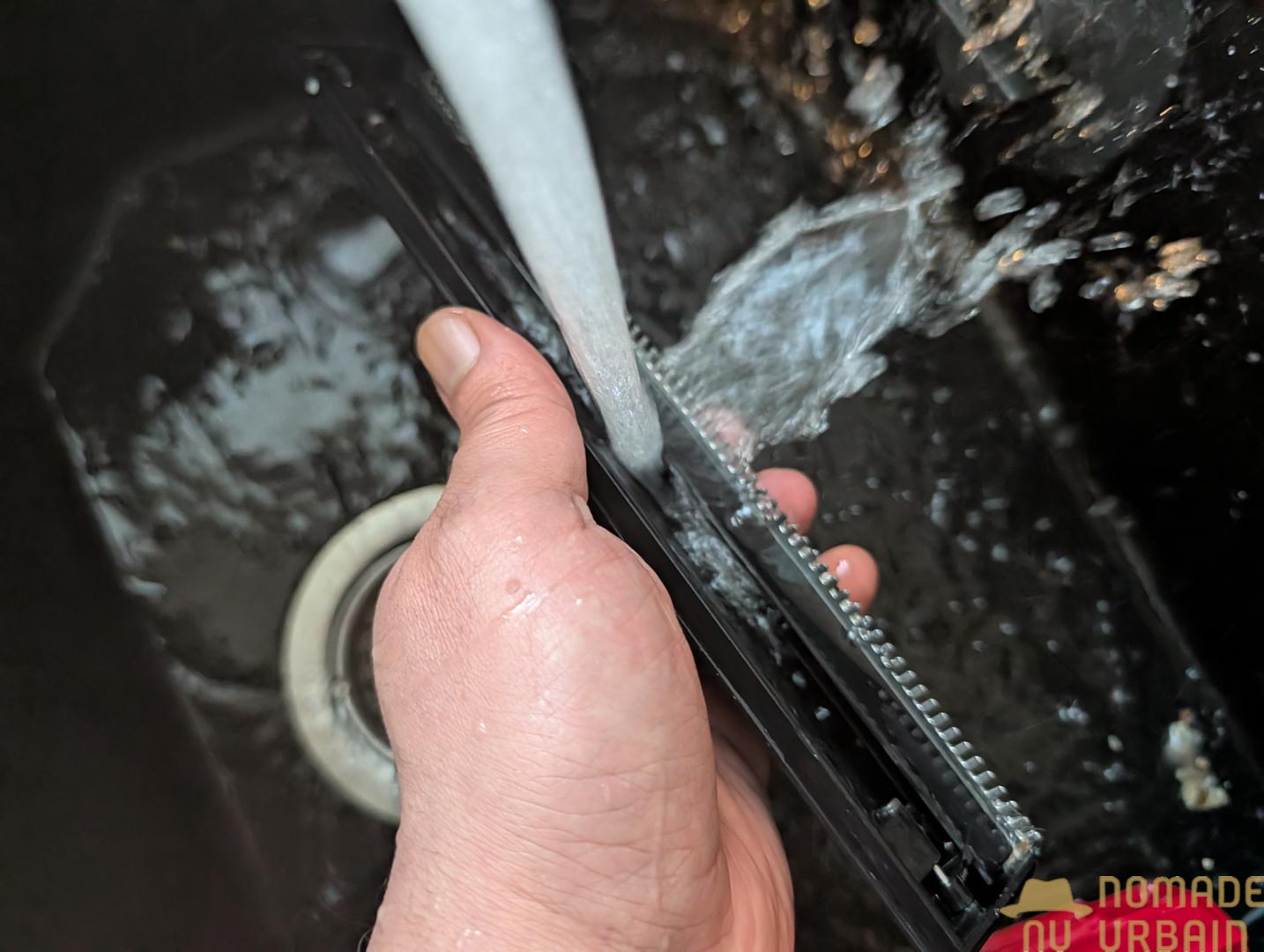 Entretien du Dyson Clean+Wash Hygiene : Bien pensé, assez simple, mais pourquoi autant de fuites et de bruit ?