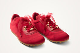 SWIFT Yang Nouvel An chinois : Vanessa Wu habille sa sneaker de rouge et de charms pour l’année du Cheval