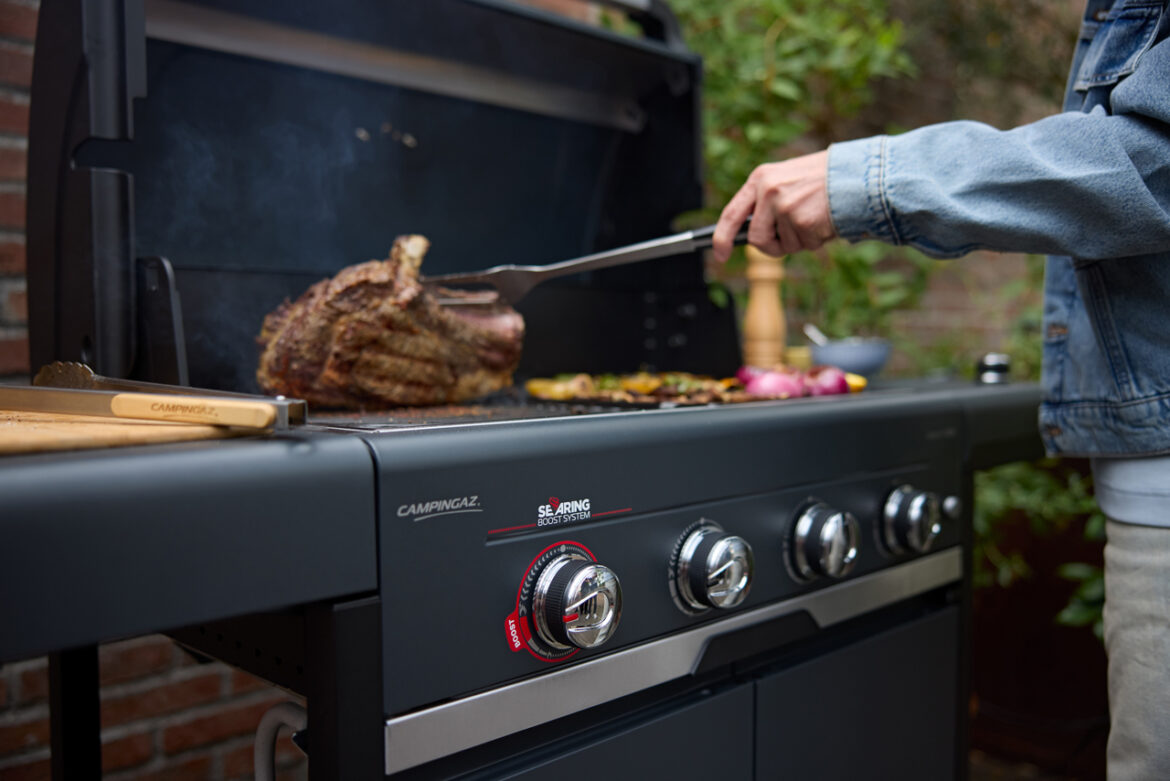 Grille en fonte, plancha réversible, wok ou pizza : ce nouveau barbecue Campingaz veut tout faire