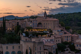 En Provence, Crillon-le-Brave s’agrandit sans perdre son charme de village provençal face au mont Ventoux
