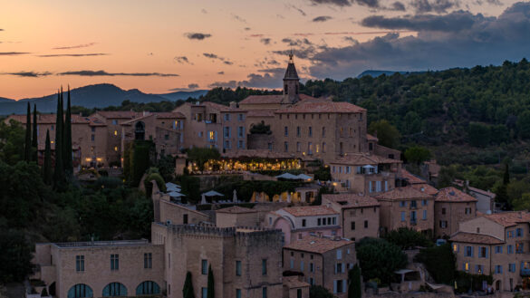 En Provence, Crillon-le-Brave s’agrandit sans perdre son charme de village provençal face au mont Ventoux