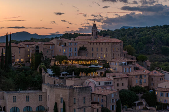 En Provence, Crillon-le-Brave s’agrandit sans perdre son charme de village provençal face au mont Ventoux