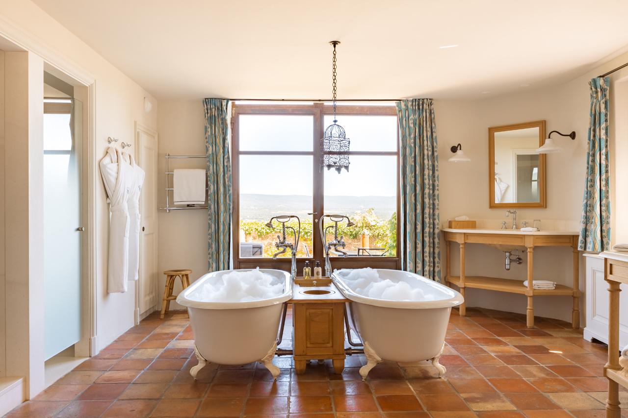 Neuf chambres de plus, entre ocre, sauge, tomettes et pierre beige