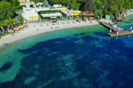 À Datça, le D Maris Bay installe Dior au bord des piscines pour l’été 2026