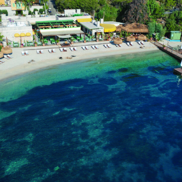 À Datça, le D Maris Bay installe Dior au bord des piscines pour l’été 2026