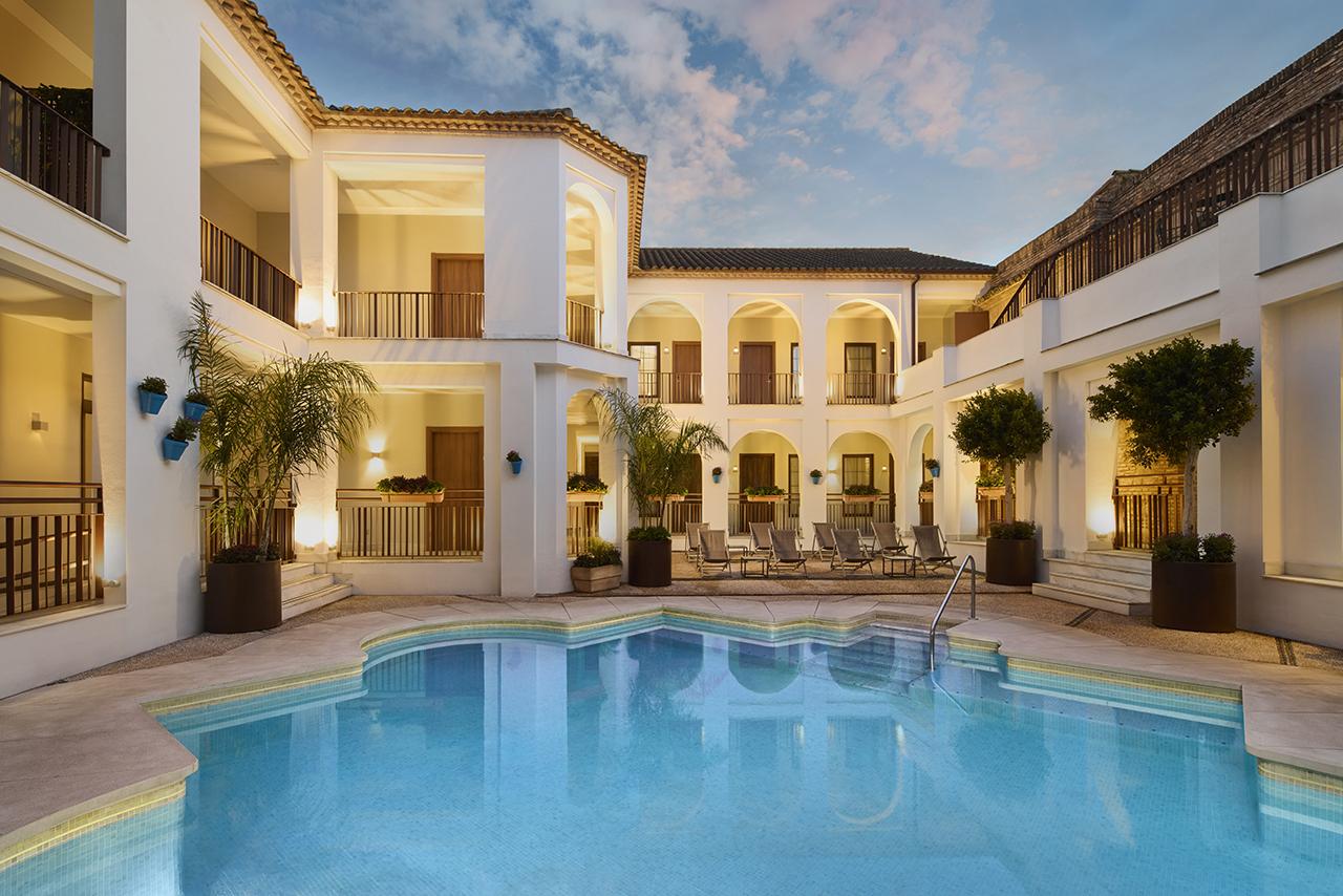 Piscine dans la pierre et Tablafina : l'Andalousie dans l'assiette et dans l'eau