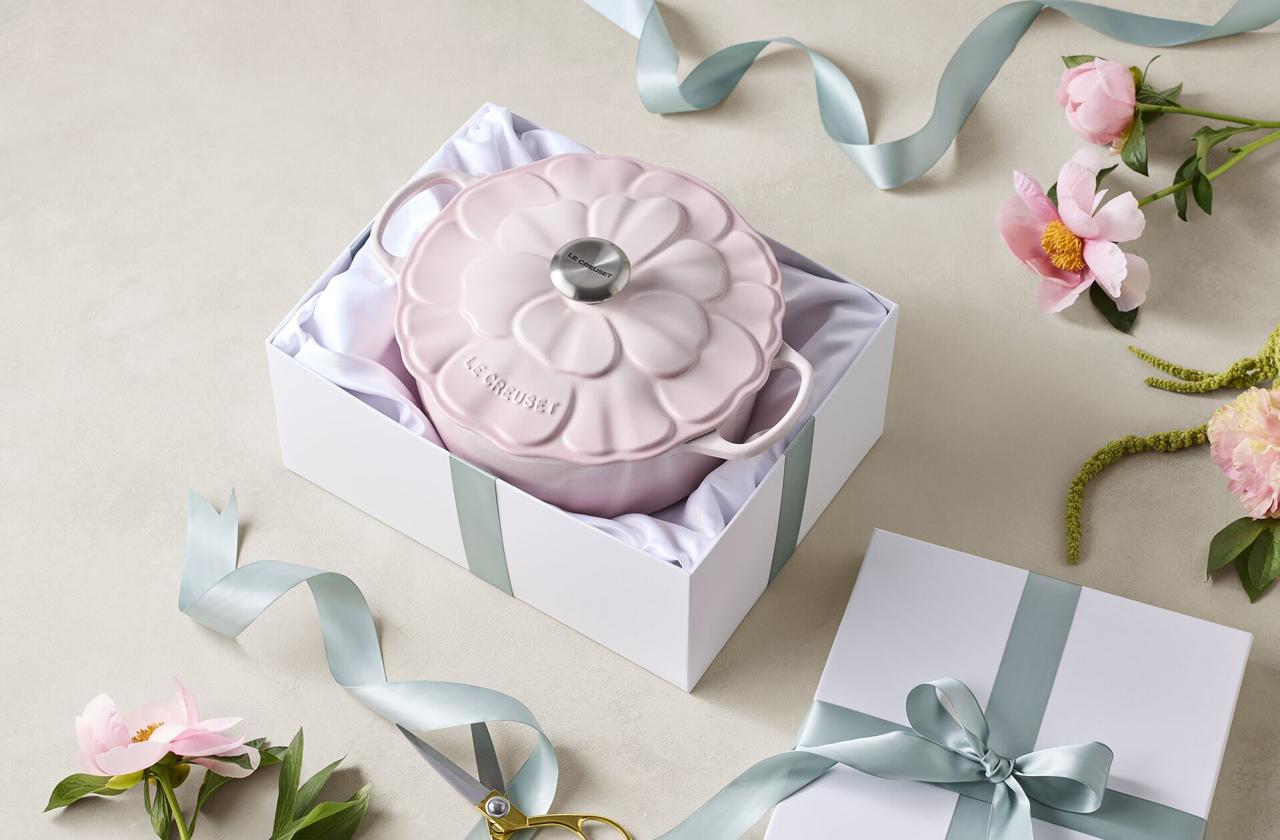 Une cocotte fleurie, des mugs à pétales et un lapin pour la tourte : Le Creuset signe sa table de Pâques
