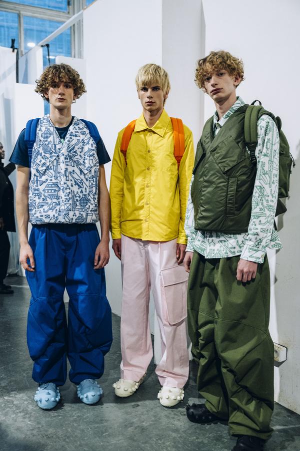 Oreilles pointues, bouche dentée et trois monochromes