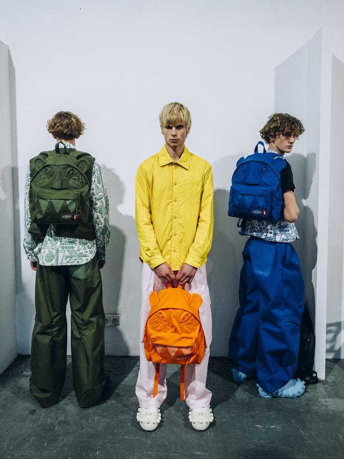 Oreilles pointues, bouche dentée et trois monochromes