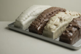 Un cake charbon vanille, un marbré rocher, un praliné : The French Bastards lance 4 cakes à partager