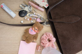 Bandai relance Monchhichi en porte-clé bag charm, et le petit singe des années 80 s&rsquo;invite sur tous les sacs