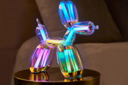 Jeff Koons lâche son Balloon Dog dans votre salon, et compte bien vous faire danser avec !