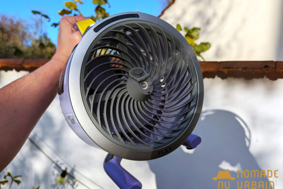 Ce petit ventilateur brumisateur Shark a vite trouvé sa place près de moi quand la canicule s’est installée