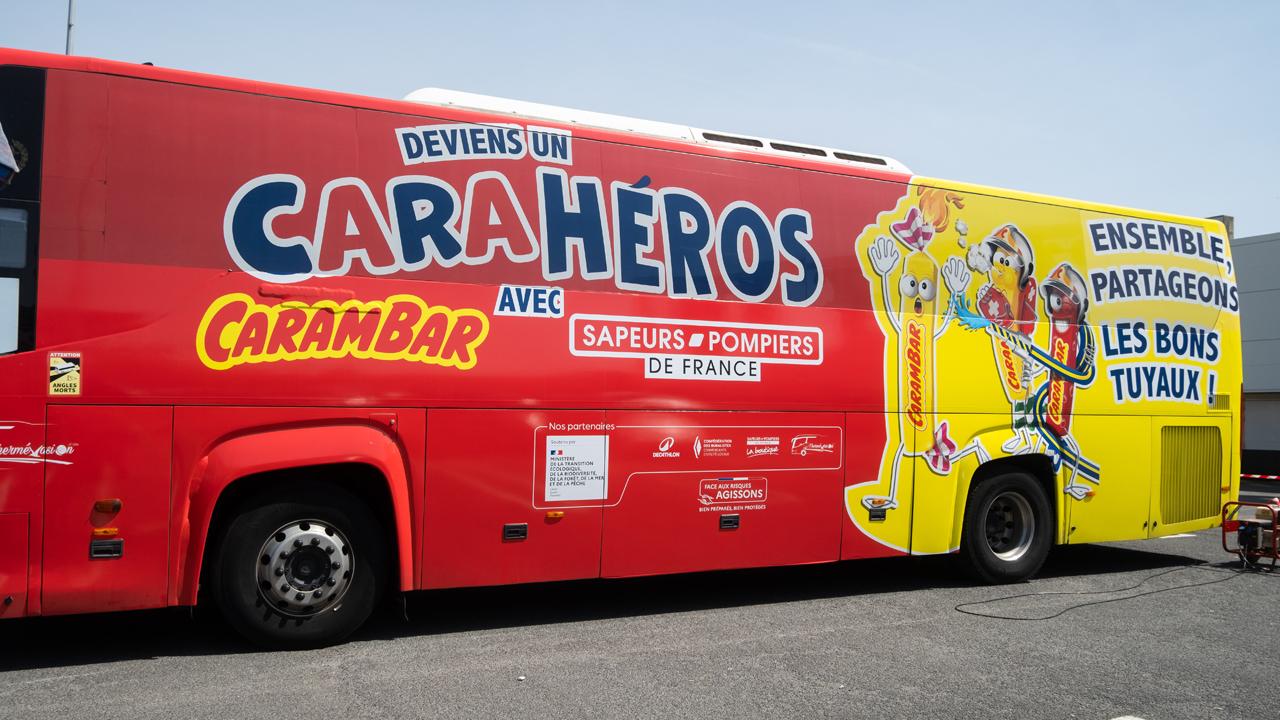 Dans les Carambar, la blague partage désormais la papillote avec les pompiers