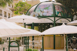 À Monaco, Perrier-Jouët réinstalle un jardin onirique entre champagne, art, farniente et gastronomie