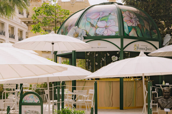 À Monaco, Perrier-Jouët réinstalle un jardin onirique entre champagne, art, farniente et gastronomie