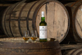 Chez Laphroaig, la fumée prend quinze ans de maturité sans perdre son mordant