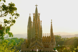 La Sagrada Família devient un vertige de briques à construire chez soi