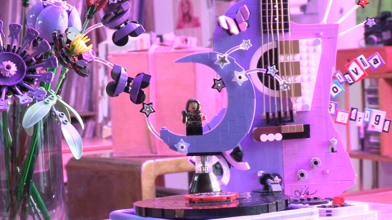 Dans les Lego Olivia Rodrigo, chaque brique peut cacher un indice que les fans voudront examiner de très près