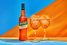 Aperol rhabille sa bouteille pour l’été et l’embarque sur la route des vacances, entre Spritz, littoral, création graphique et esprit de fête