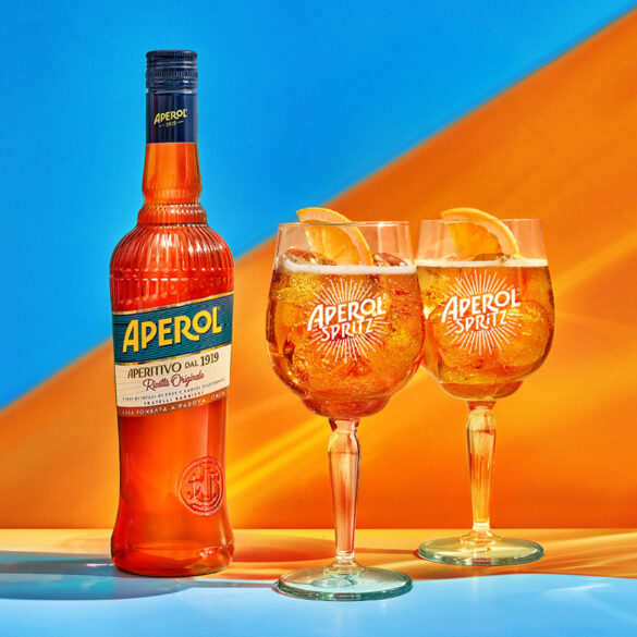 Aperol rhabille sa bouteille pour l’été et l’embarque sur la route des vacances, entre Spritz, littoral, création graphique et esprit de fête