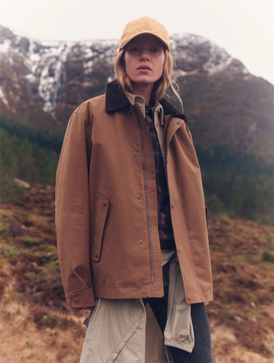 Veste cirée camel à col velours côtelé, collection Aigle Learning from the World
