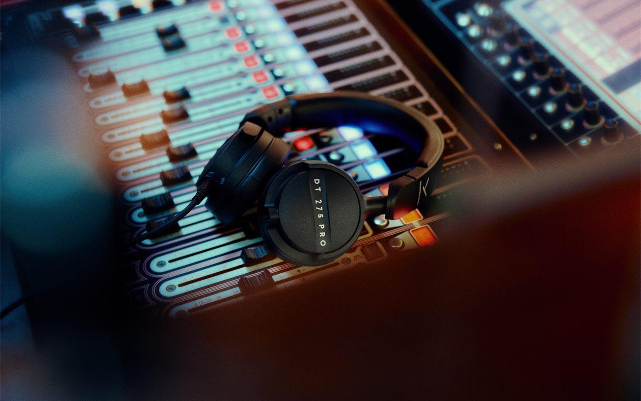 Casque Beyerdynamic DT 275 PRO posé sur une console de studio