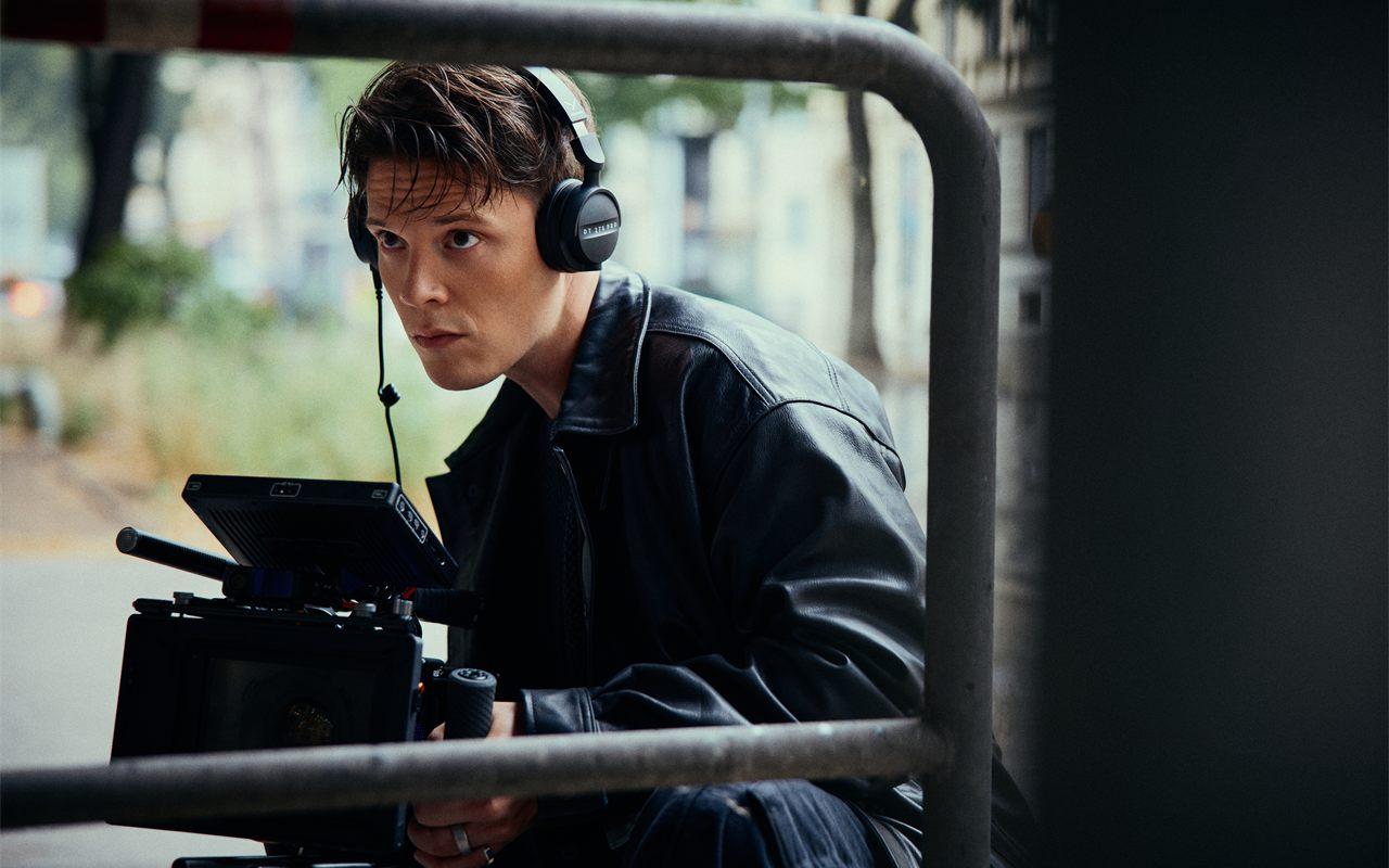 Cadreur équipé du casque Beyerdynamic DT 275 PRO en tournage