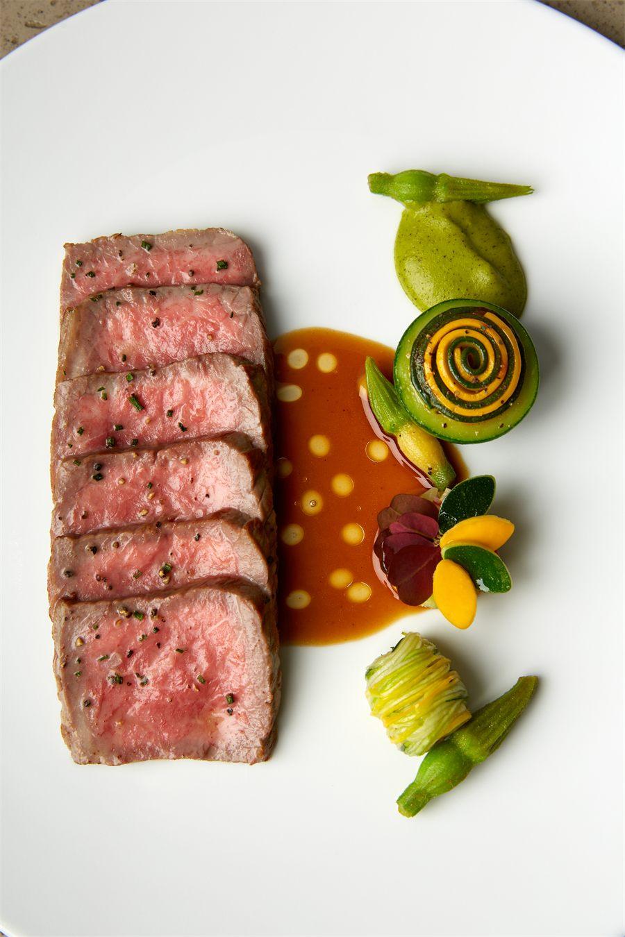 Plat de bœuf rosé et garnitures de légumes signé La Grande Georgette